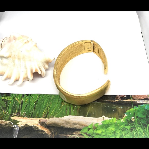 Vintage AK Anne Klein cream enamel cuff bracelet - Picture 2 of 7